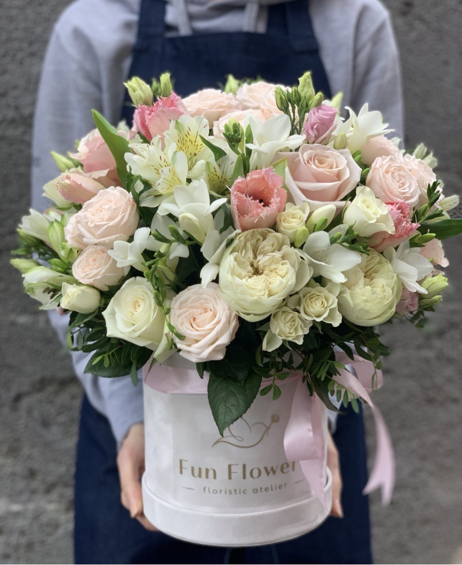 Bouquet in a hat box - Gentle hug